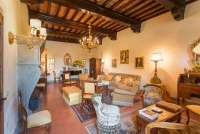 Bildet viser stue med peis i 1. etg. i feriehuset Palazzo Pietro. Huset ligger i Toscana, mellom Pisa og Firenze.