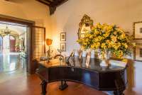 Bildet viser del av stua i 1. etg. med piano, i feriehuset Palazzo Pietro. Huset ligger i Toscana, mellom Pisa og Firenze.