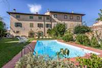 Bildet viser feriehuset Palazzo Pietro med hage og basseng. Huset ligger i Toscana mellom Pisa og Firenze.