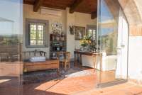 Bildet viser stue med glassdører i vakker feriebolig i landsby i Toscana.