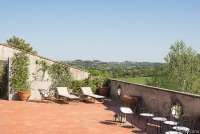 Bildet viser rommelig terrasse med utsikt i feriebolig med boblebad ved Pisa og Firenze.