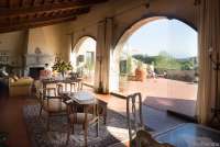 Bildet viser vakker stue i stort feriehus i landsby i Toscana.