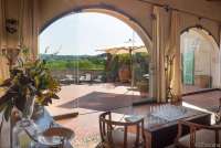 Bildet viser stue med utsikt i feriehus i landsby ved Pisa og Firenze.