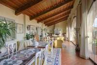 Bildet viser spisestue i feriehuset Maria Rosa i Toscana ved Pisa.