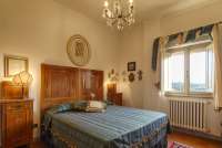 Bildet viser vakkert toskansk soverom i feriehuset Maria Rosa i Toscana.