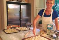 Bildet viser privat kokk som lager pasta i feriehuset Maria Rosa ved Pisa.