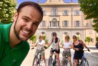 Bildet viser vertskap og gjester på sykkeltur i Toscana.