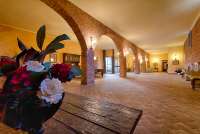 Bildet viser spisesal i historisk hus i Toscana.