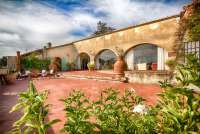 Bildet viser terrasse med utsikt i ferieboligen Maria Rosa i Toscana.