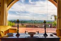 Bildet viser spisebord med utsikt mot terrasse og toskansk landskap i Toscana.
