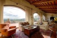 Bildet viser vakker stue med utsikt i Toscana.