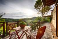 Bildet viser terrasse med utsikt i solnedgang i ferieboligen Maria Rosa i Toscana.