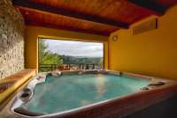 Bildet viser boblebad med utsikt i ferieboligen Maria Rosa i Toscana ved Pisa.