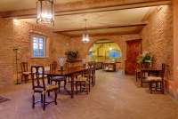 Bildet viser toskansk kjellerstue med murvegger. Feriehuset Maria Rosa i Toscana.