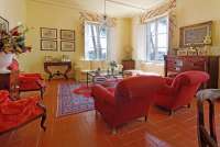 Bildet viser stue i elegant toskansk villa ved Pisa.