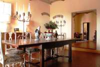 Bildet viser spisestue med langbord i toskansk villa ved Pisa i Italia.