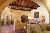 Bildet viser stue med sofaer i feriehus i landsby i Italia.