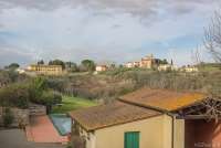 Bildet viser utsikt fra feriehus i landsby ved Pisa i Toscana.