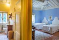 Bildet viser soverom og bad i elegant villa i Toscana.