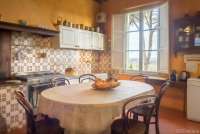 Bildet viser toskansk kjøkken i villa med utsikt i Toscana.