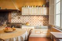 Bildet viser kjøkken med peis og spisebord i villa i Toscana.