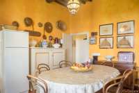 Bildet viser spisebord på kjøkkenet i feriehus ved Pisa.