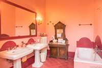 Bildet viser bad med badekar i Villa Sole ved Pisa i Toscana.