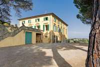 Bildet viser elegant villa til utleie i Toscana i Italia.