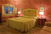 Bildet viser vakkert soverom i feriehus i Toscana.