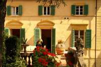 Bildet viser fasade til feriehus i Toscana i Italia.