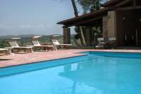 Bildet viser basseng med utsikt i feriehus i Toscana.