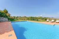 Bildet viser basseng med utsikt i ferieboligen Villa Sole ved Pisa i Italia.