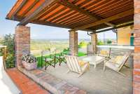 Bildet viser terrasse med sofa i feriehuset Villa Sole ved Pisa i Italia.