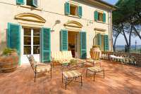 Bildet viser stor villa med panoramautsikt til utleie i Toscana i Italia.