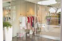 Bildet viser klesbutikk i landsby i Toscana.