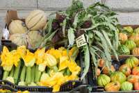 Bildet viser grønnsaker i butikk i landsby i Toscana.