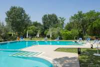 Bildet viser barnebasseng utenfor feriehus i landsby nært Pisa.