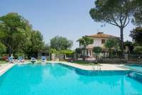 Bildet viser stort basseng utenfor feriehus i Toscana.