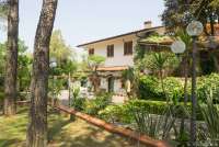 Bildet viser familievennig feriehus i landsby nært Pisa i Italia.