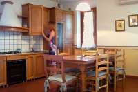 Bildet viser kjøkken i stor feriebolig med hage nært Pisa i Toscana.