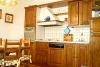 Bildet viser kjøkken i ferieleilighet i landsby nært Pisa i Italia.