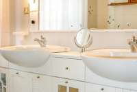 Bildet viser bad i feriehus med barnevennlig hage nært Pisa i Italia.