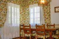 Bildet viser spisebord i ferieleilighet på familievennlig feriebosted nært Pisa i Toscana.