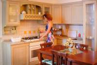 Bildet viser kjøkken i ferieleilighet med basseng i landsby i Toscana.