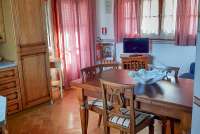 Bildet viser kjøkken med spisebord i feriebolig nært Pisa i Italia.