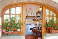 Bildet viser uteplass og kjøkken i feriebolig med basseng nært Pisa.