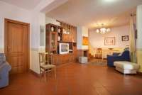 Bildet viser stue med sofa i feriehus ved landsby i Toscana.