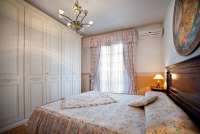 Bildet viser soverom i feriebolig med basseng ved Pisa i Italia.