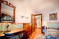 Bildet viser soverom i feriehus med basseng nært Pisa i Toscana.