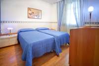 Bildet viser stort soverom i ferieleilighet med stort basseng i Toscana.